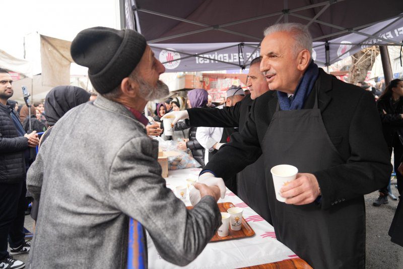 BAKAN OSMAN AŞKIN BAK VE BAŞKAN İSMET YILDIRIM VATANDAŞLARA ÇORBA İKRAM ETTİ