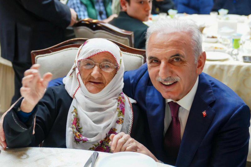 BAŞKAN YILDIRIM ORUCUNU ŞEHİT AİLELERİYLE BİRLİKTE AÇTI