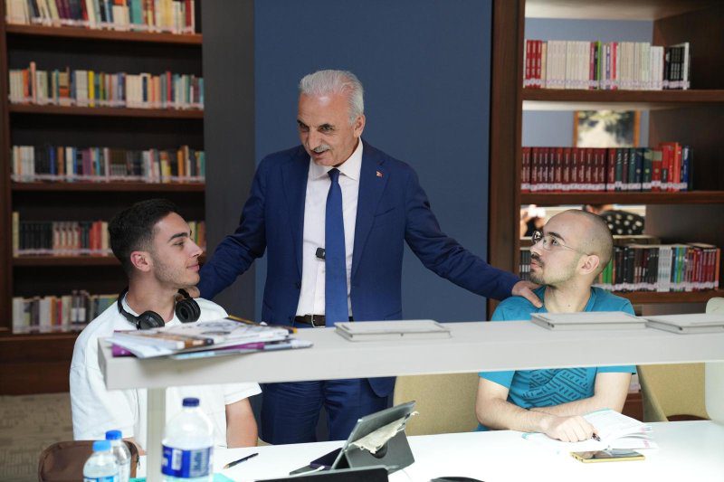 ÜMRANİYE BELEDİYESİ’NDEN ÜNİVERSİTELİ GENÇLERE DESTEK