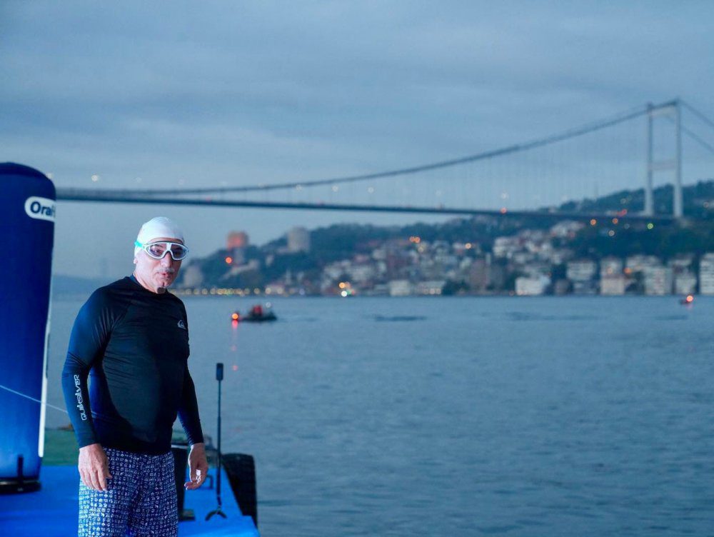 BOĞAZ'DA YÜZEN TEK BAŞKAN