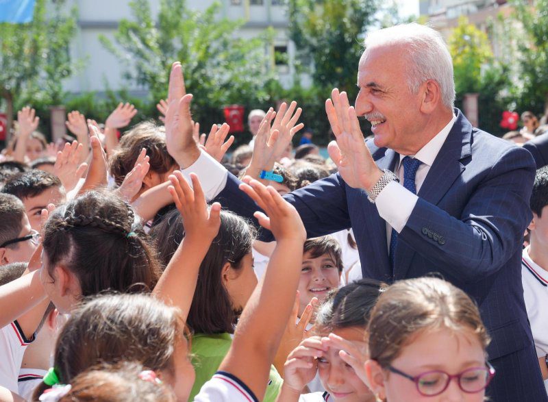 ÜMRANİYE’DE 2024-2025 EĞİTİM ÖĞRETİM YILININ İLK DERS ZİLİ ÇALDI