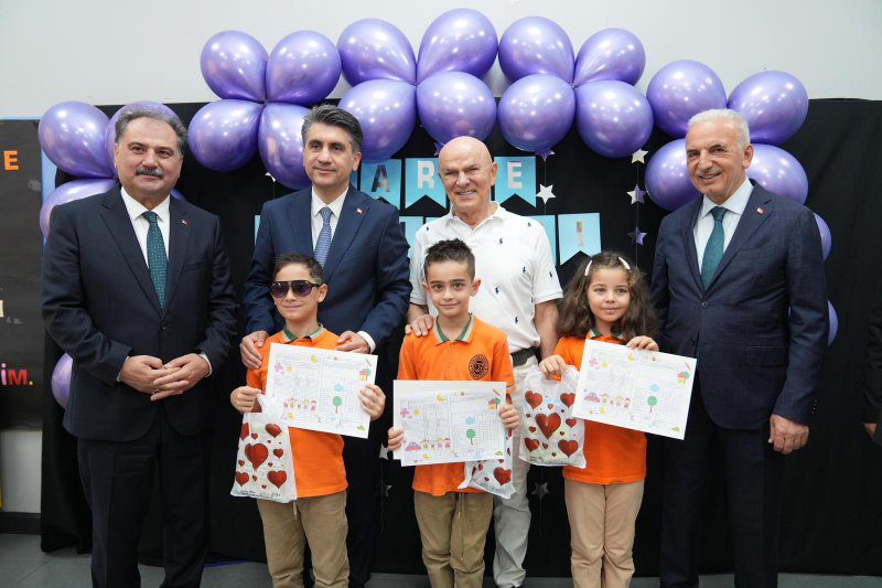 BAŞKAN YILDIRIM ÇOCUKLARIN KARNE HEYECANINI PAYLAŞTI