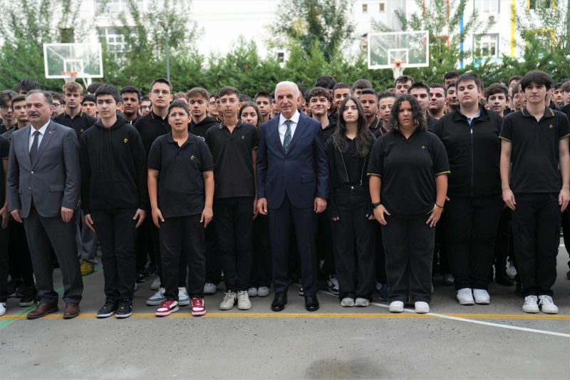 BAŞKAN YILDIRIM HAFTAYA ÖĞRENCİLERLE BAYRAK TÖRENİNDE BAŞLADI