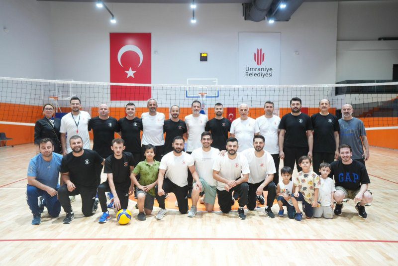 BAŞKAN YILDIRIM PERSONELLE VOLEYBOL OYNADI