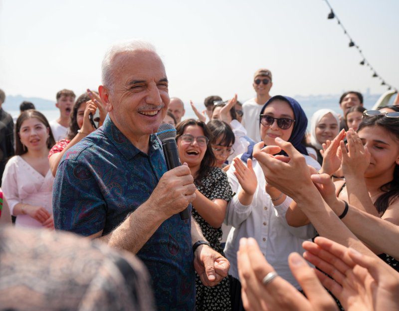 BOĞAZ TURU’NDA GENÇLERDEN BAŞKAN YILDIRIM’A ALKIŞLARLA KARŞILAMA
