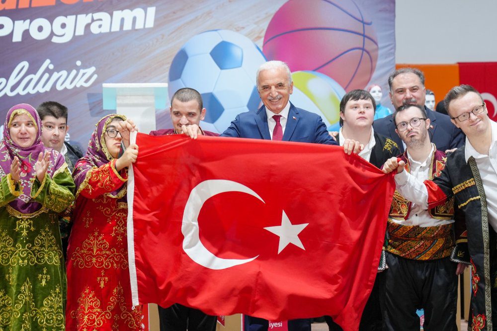 ÜMRANİYE’DE SPOR SEFERBERLİĞİ: 100 OKULA 3.267 SPOR MALZEMESİ VERİLDİ