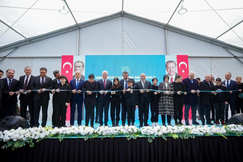 BAKAN YUSUF TEKİN KARNE GÜNÜ’NDE ÜMRANİYE’DE YENİ OKUL VE KÜTÜPHANENİN AÇILIŞINI YAPTI