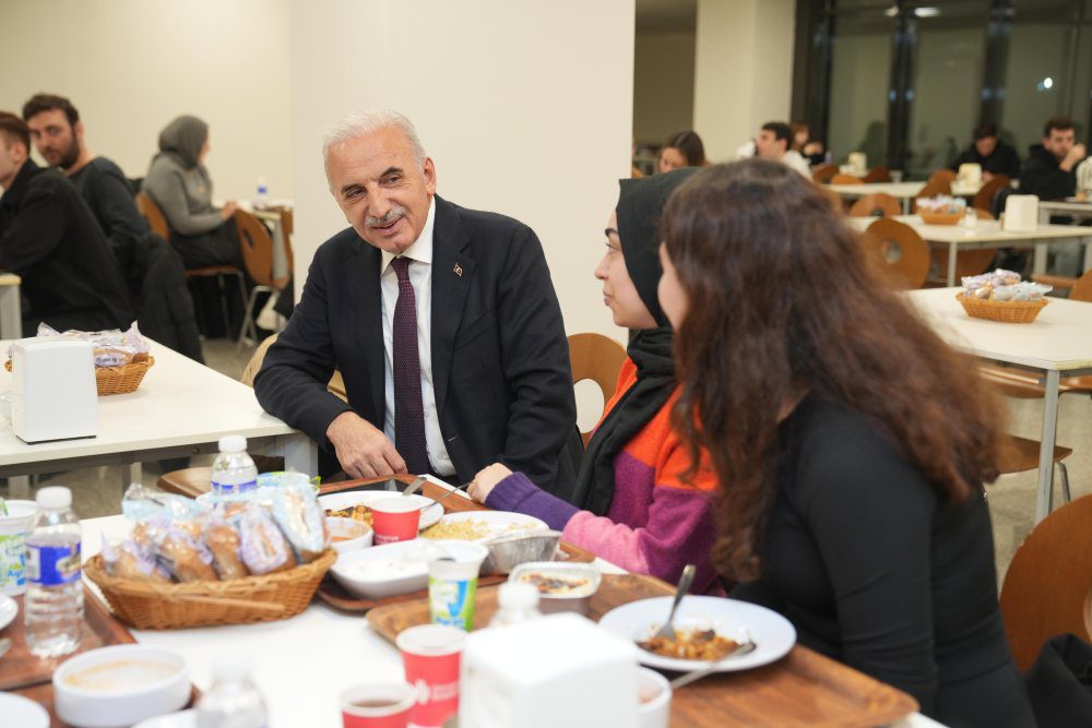 BAŞKAN YILDIRIM ÖĞRENCİLERLE AYNI SOFRADA BULUŞTU