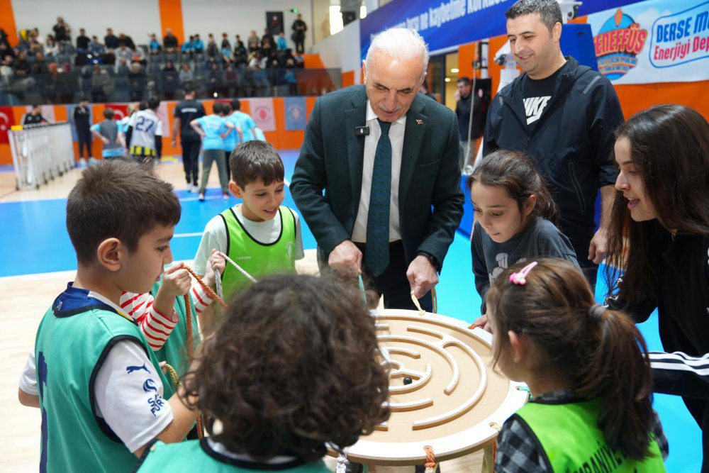 BAŞKAN YILDIRIM SON TENEFFÜSTE ÇOCUKLARIN YANINDA