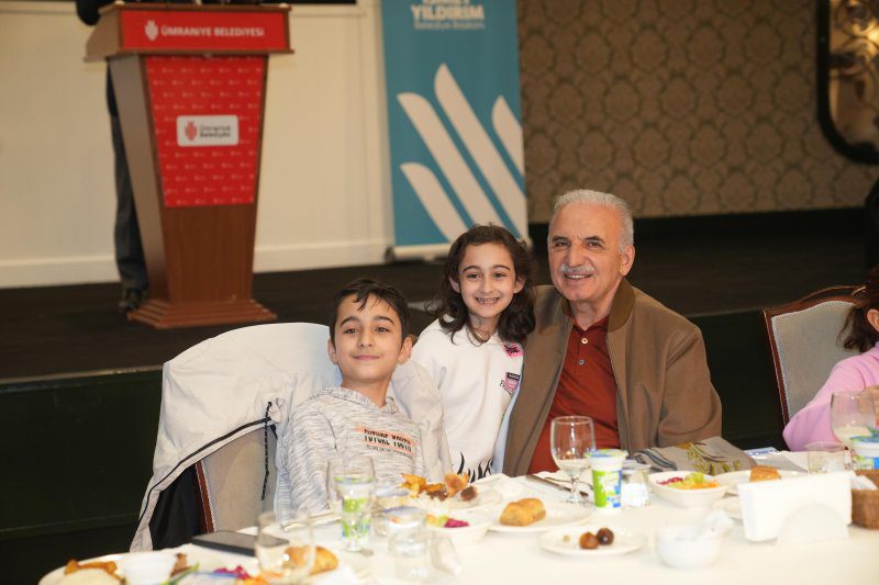 ÜMRANİYELİ ÇOCUKLAR İLK İFTARINI BAŞKAN AMCALARIYLA BİRLİKTE AÇTI