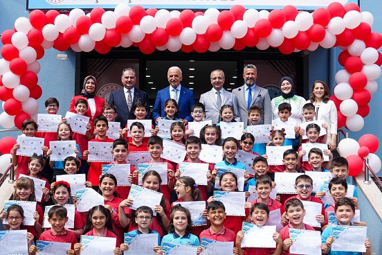 BAŞKAN YILDIRIM ÖĞRENCİLERİN KARNE HEYECANLARINA ORTAK OLDU