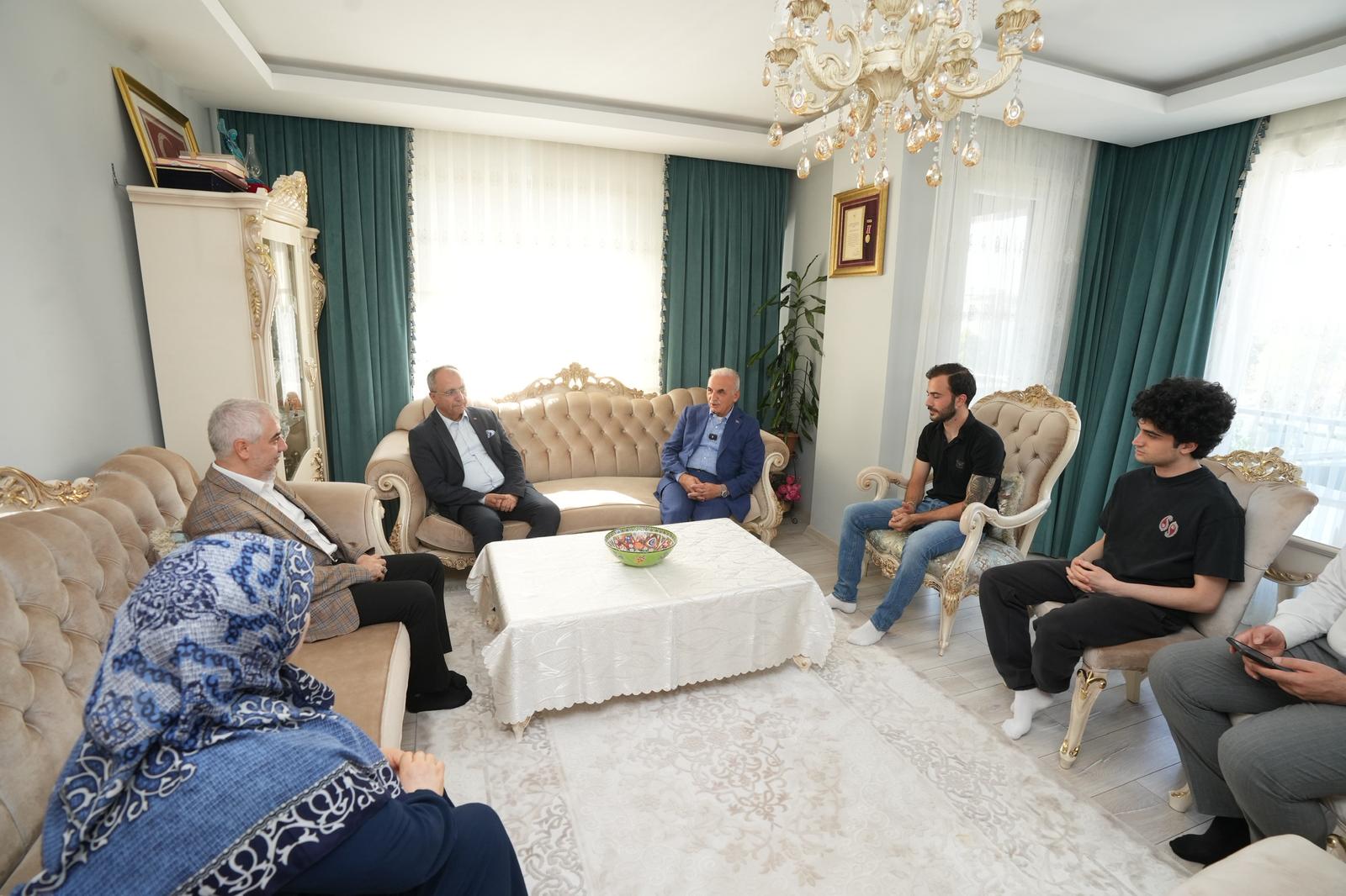 BAŞKAN YILDIRIM 15 TEMMUZ ŞEHİTLERİNİN AİLELERİNİ EVLERİNDE ZİYARET ETTİ