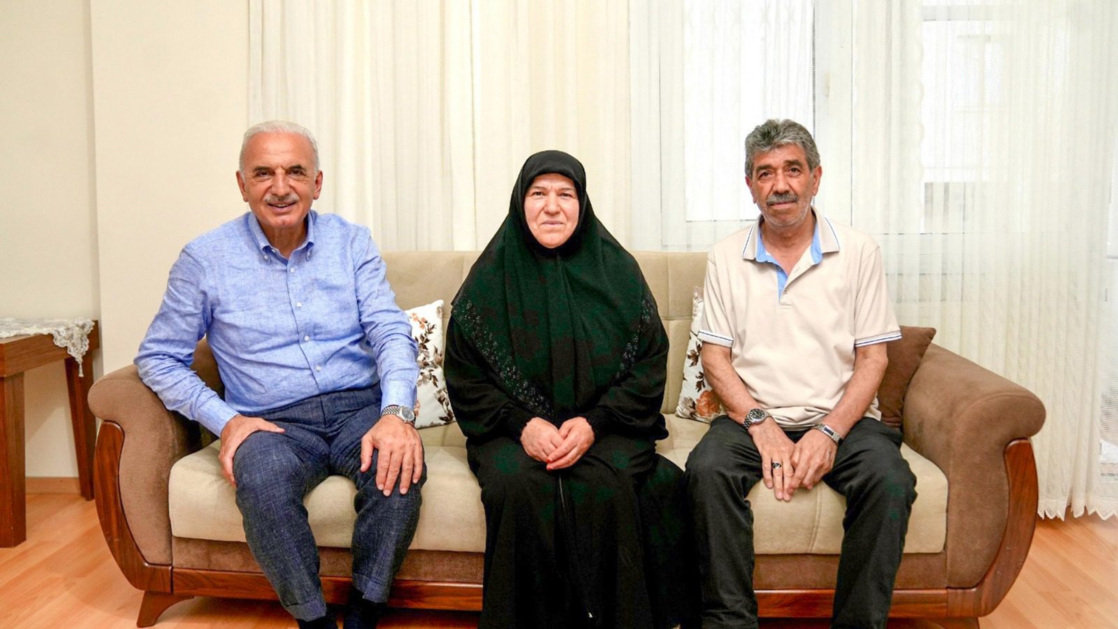 BAŞKAN YILDIRIM, HAC VAZİFESİNİ YERİNE GETİREN VATANDAŞLARI EVLERİNDE ZİYARET EDİYOR