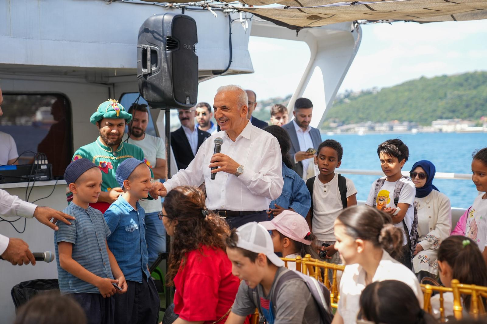 BAŞKAN YILDIRIM, YAZ OKULU ÖĞRENCİLERİYLE BOĞAZ TURU YAPTI