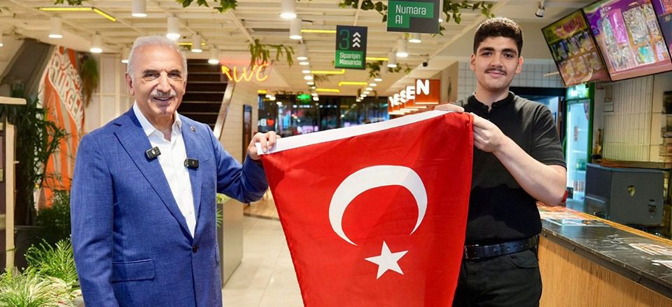 ÜMRANİYE’DE 40 BİN TÜRK BAYRAĞI DAĞITILIYOR