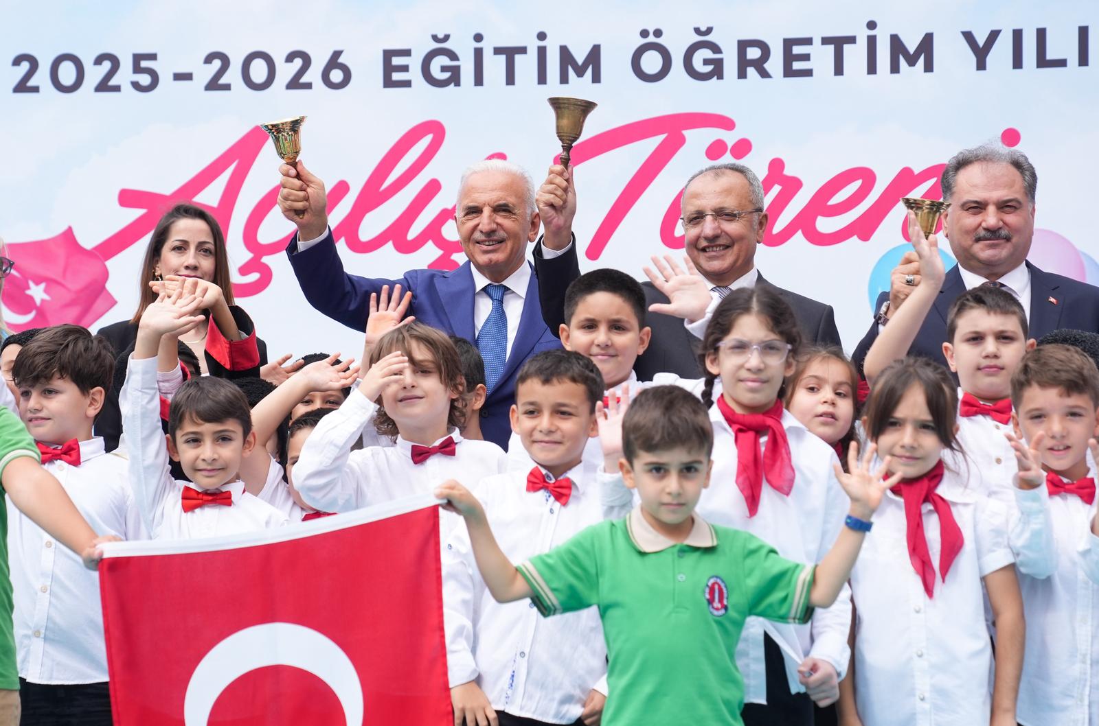 ÜMRANİYE’DE YENİ EĞİTİM ÖĞRETİM DÖNEMİNİN İLK DERS ZİLİ ÇALDI