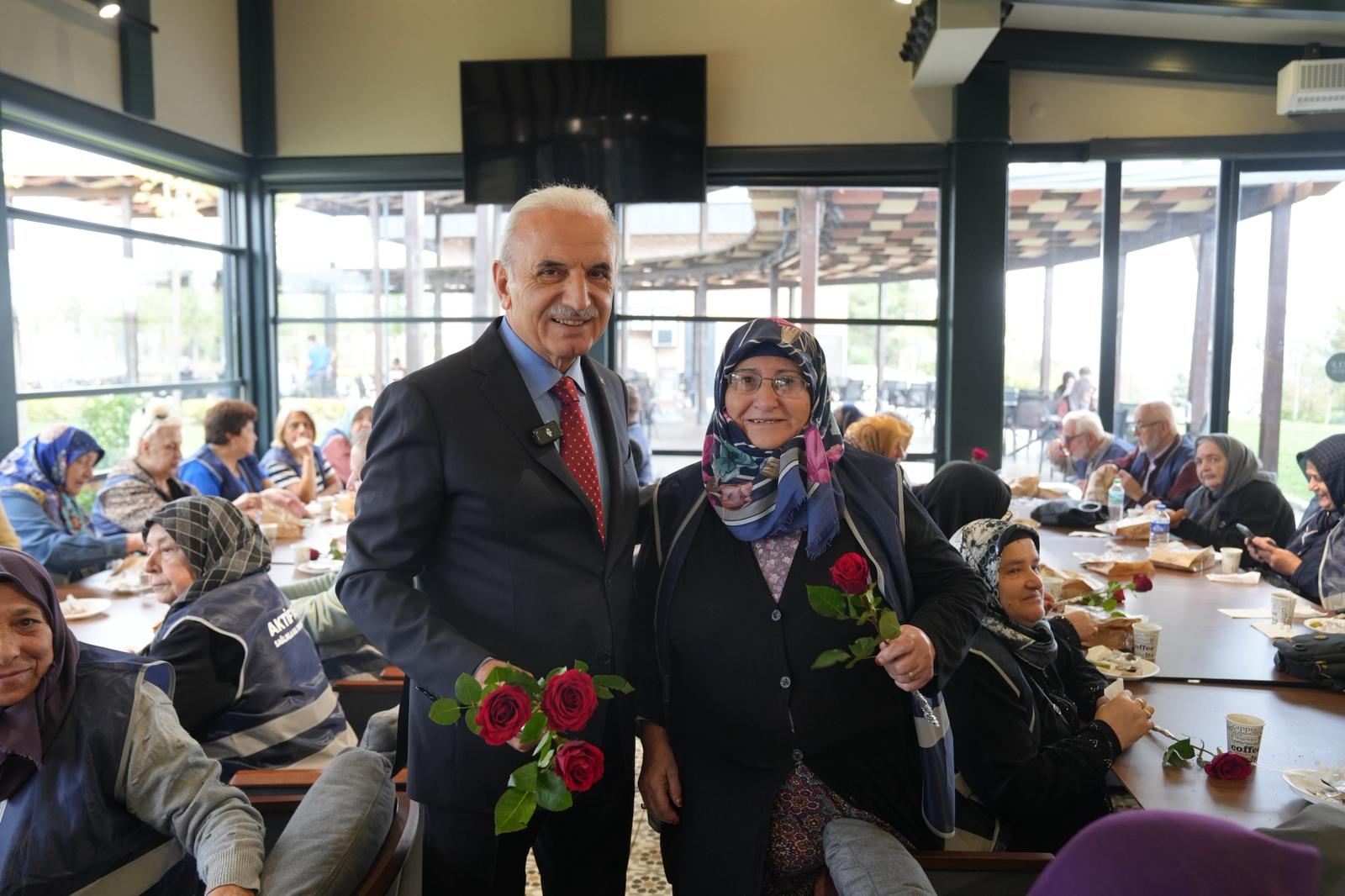ÜMRANİYE BELEDİYESİ’NDEN DÜNYA YAŞLILAR GÜNÜ’NE ÖZEL ETKİNLİK