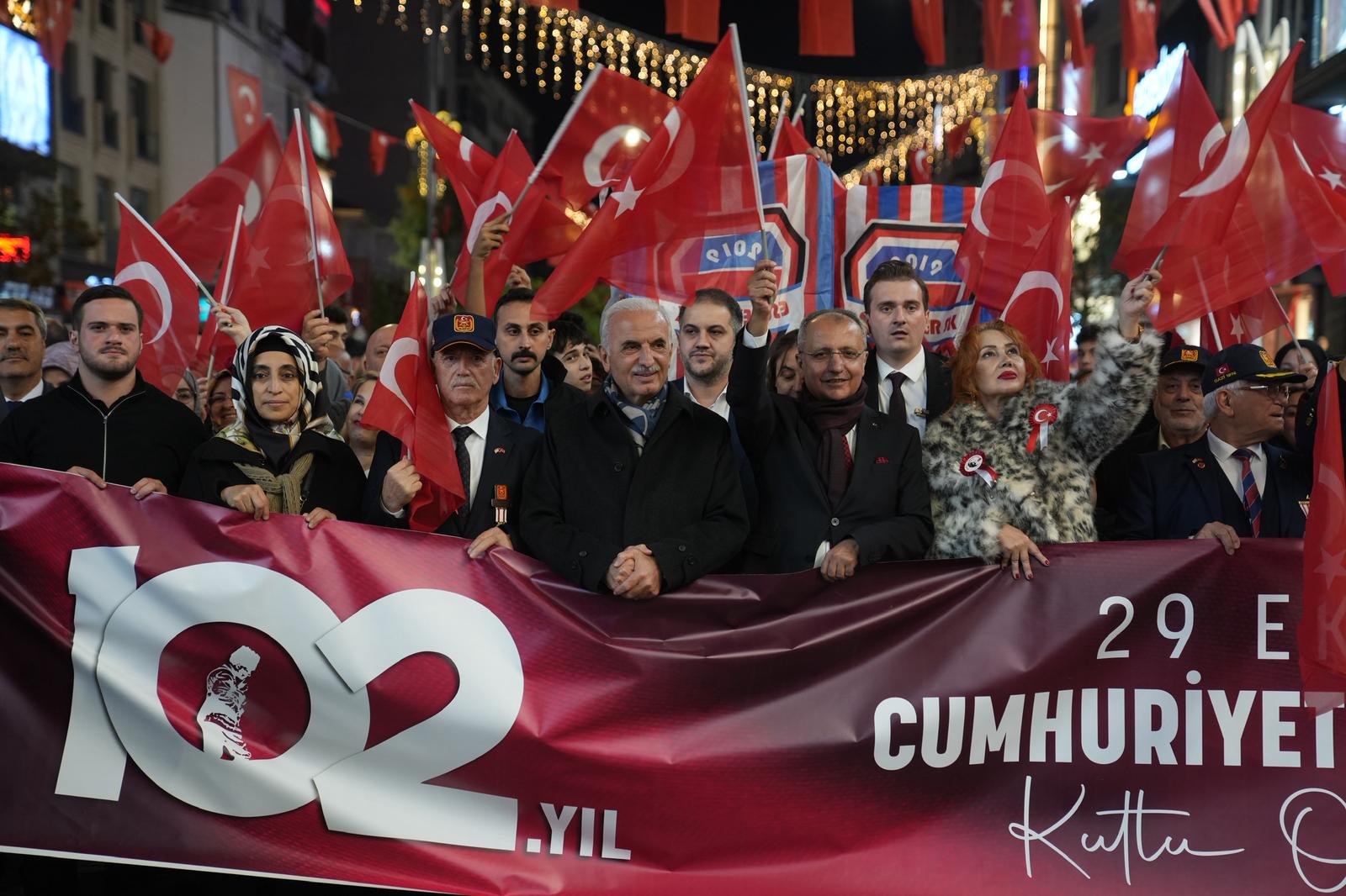 CUMHURİYET’İN 102. YILI ÜMRANİYE’DE COŞKUYLA KUTLANDI