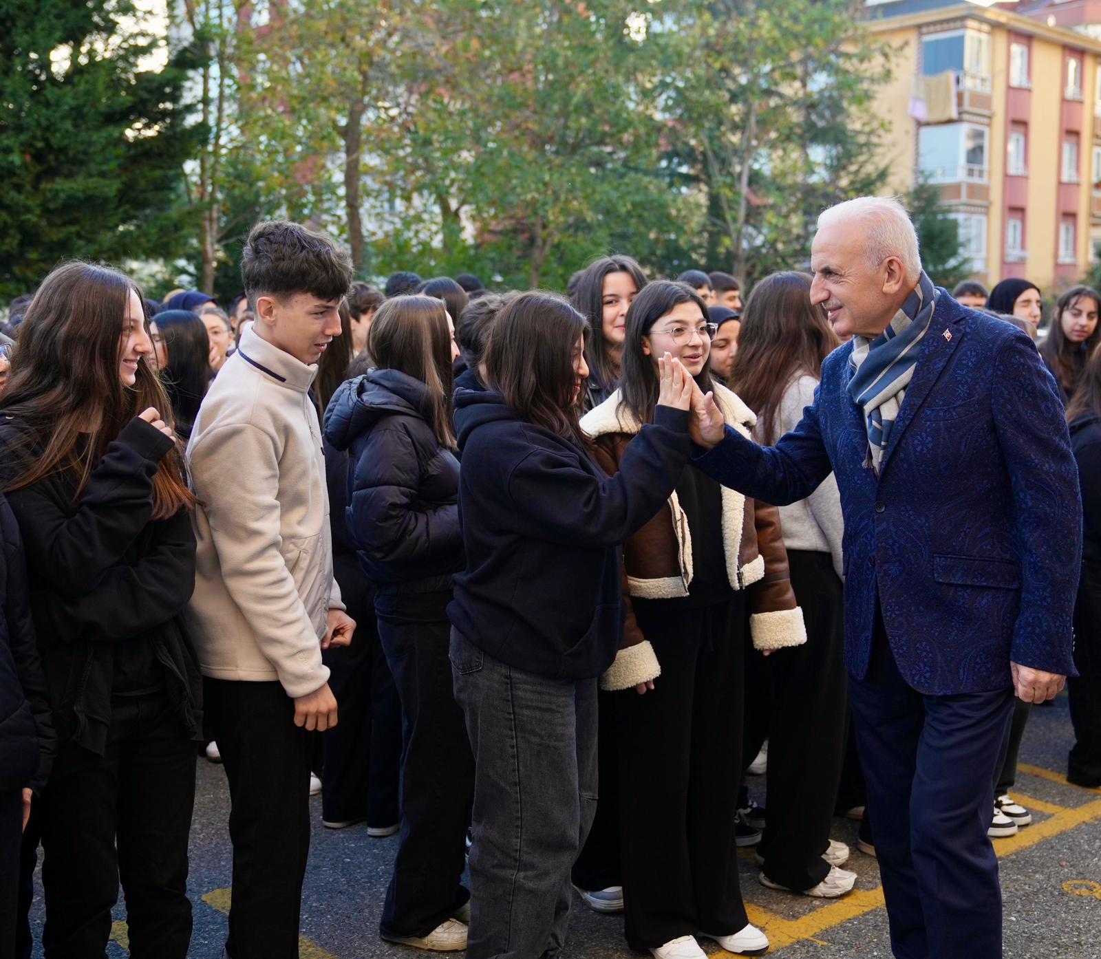 BAŞKAN YILDIRIM, BAYRAK TÖRENİNDE ÖĞRENCİLERLE BİR ARAYA GELDİ