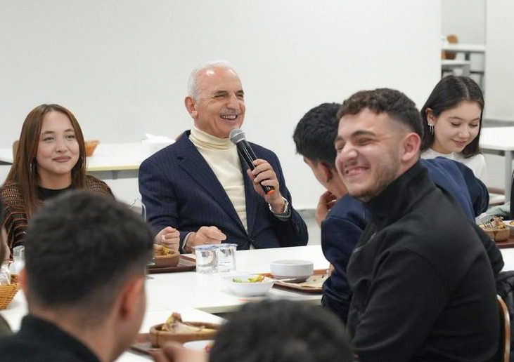 Başkan Yıldırım, Lise Öğrencileriyle Piti Yemeğinde Buluştu