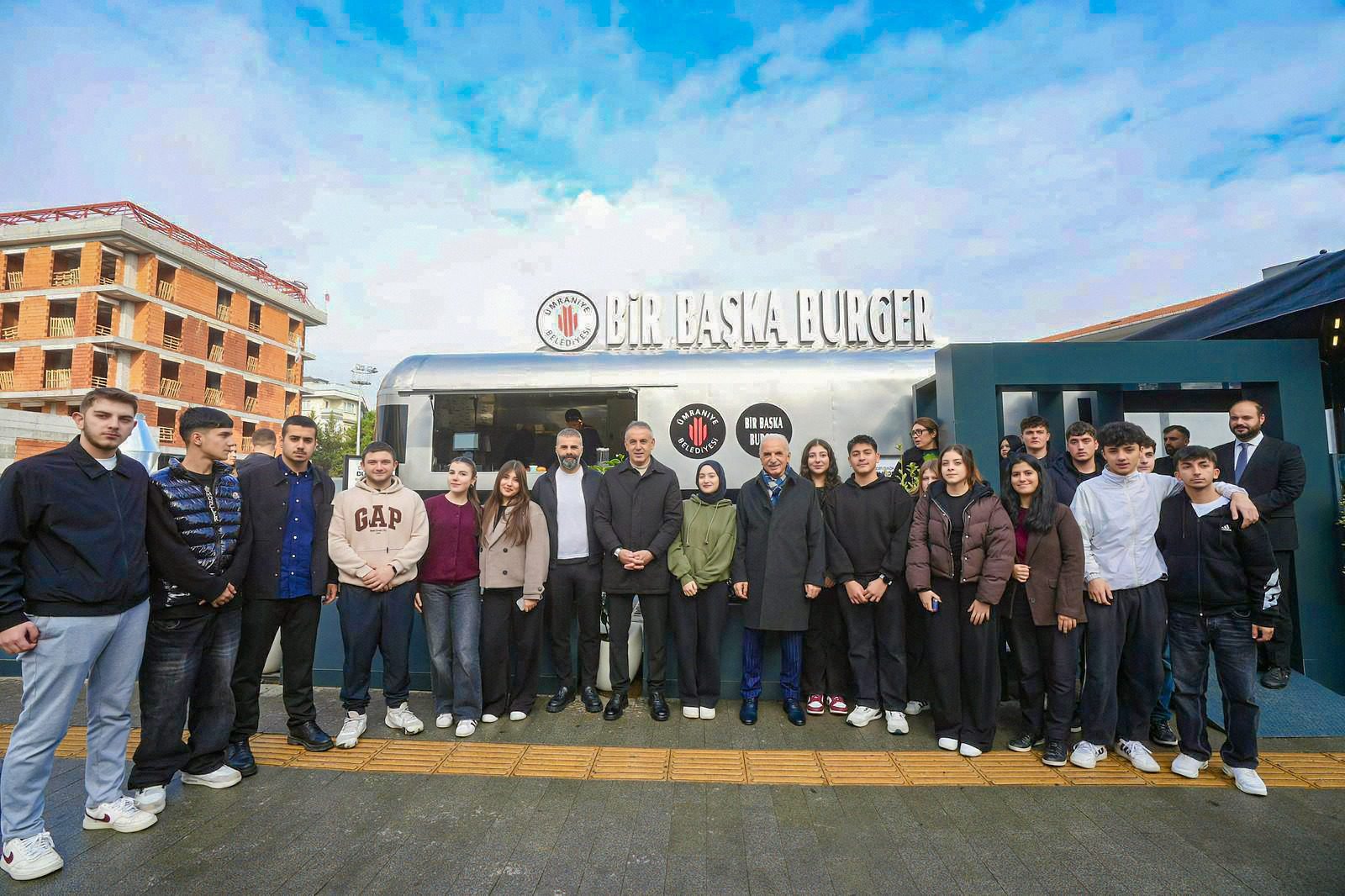 ÜMRANİYE'DE GENÇLERİN YENİ BULUŞMA NOKTASI: BİR BAŞKA BURGER AÇILDI