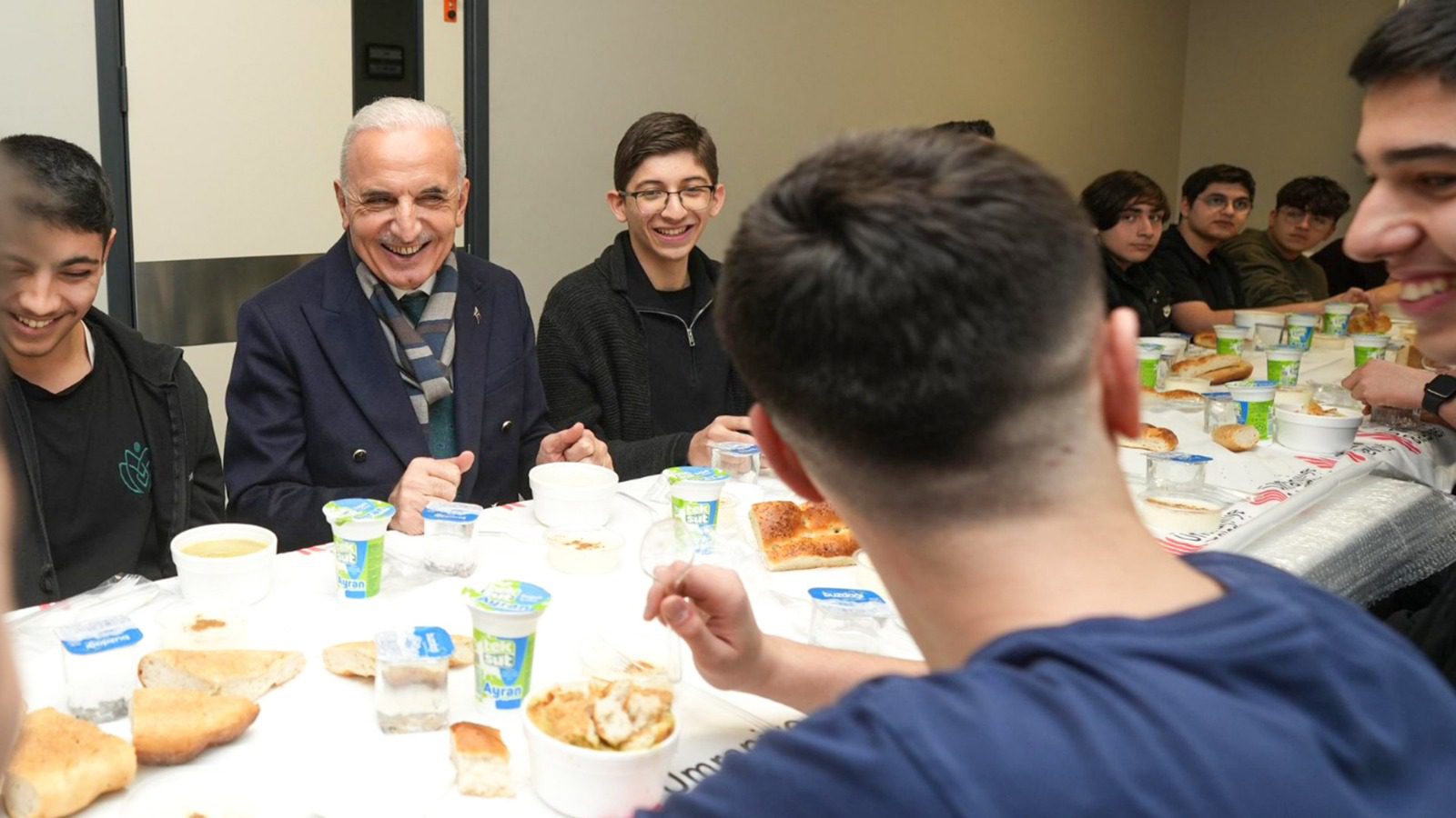 BAŞKAN YILDIRIM, LİSELİ GENÇLERLE İFTAR SOFRASINDA BİR ARAYA GELDİ