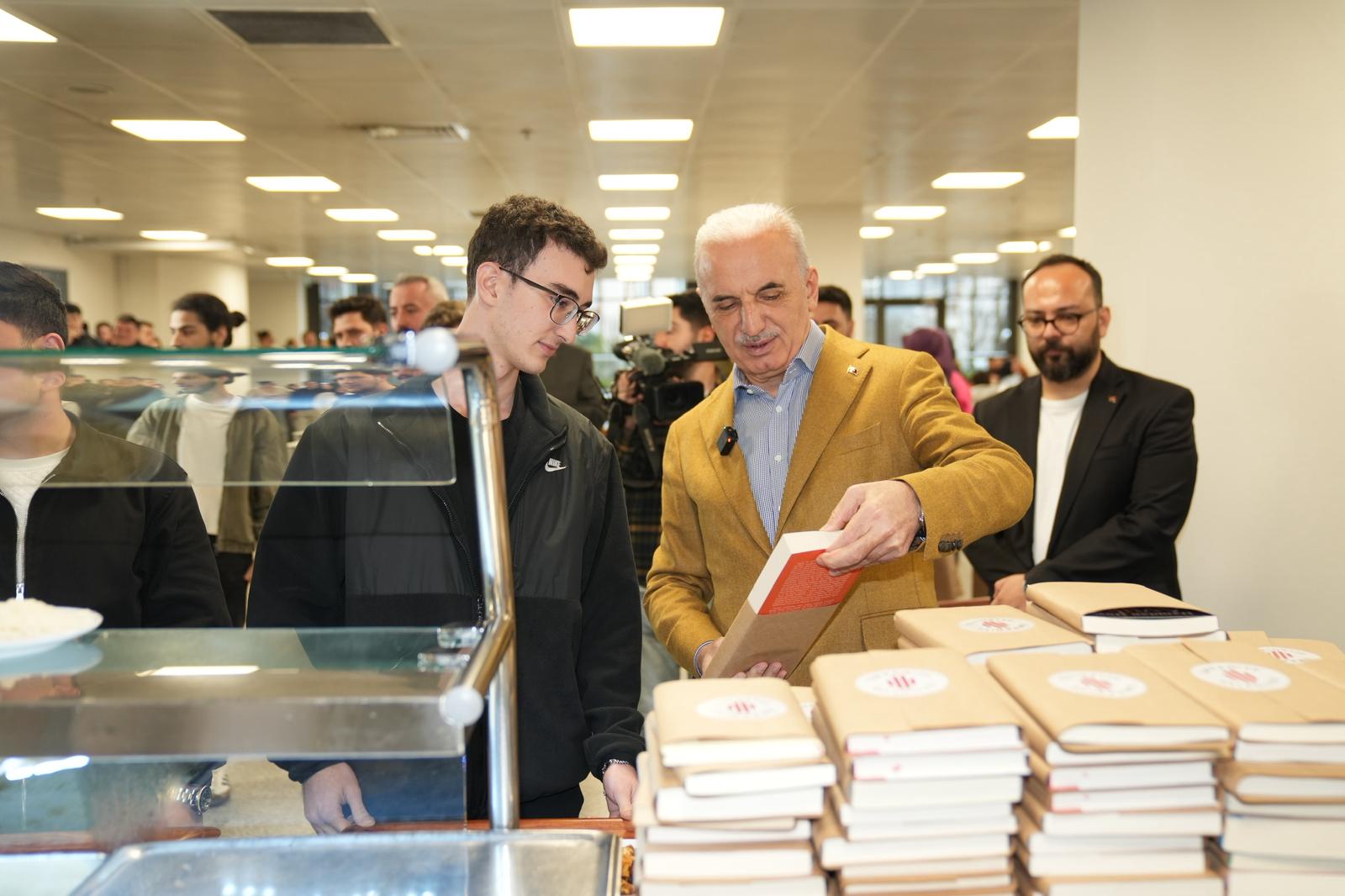 KÜTÜPHANELER HAFTASI’NDA ÜMRANİYE’DE ÖĞRENCİLERE KİTAP SÜRPRİZİ