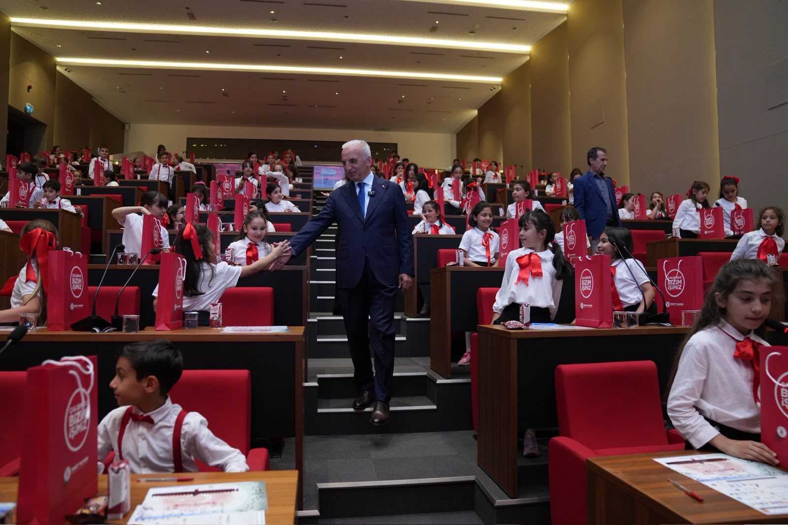 VERİLEN SÖZ TUTULDU, 120 ÖĞRENCİ TABLET SAHİBİ OLDU