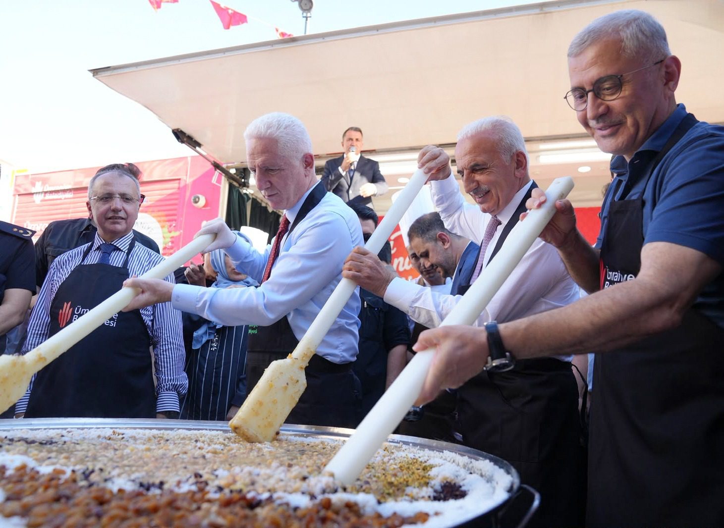 20 BİN KİŞİYE DEV KAZANLARDA PİŞEN AŞURE İKRAM EDİLDİ