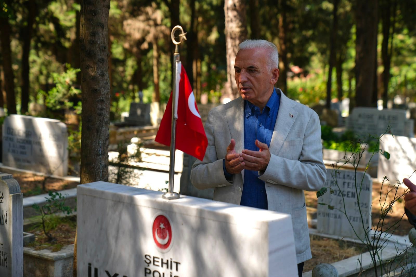 BAŞKAN YILDIRIM, 15 TEMMUZ ŞEHİTLERİNİ KABİRLERİ BAŞINDA YÂD ETTİ