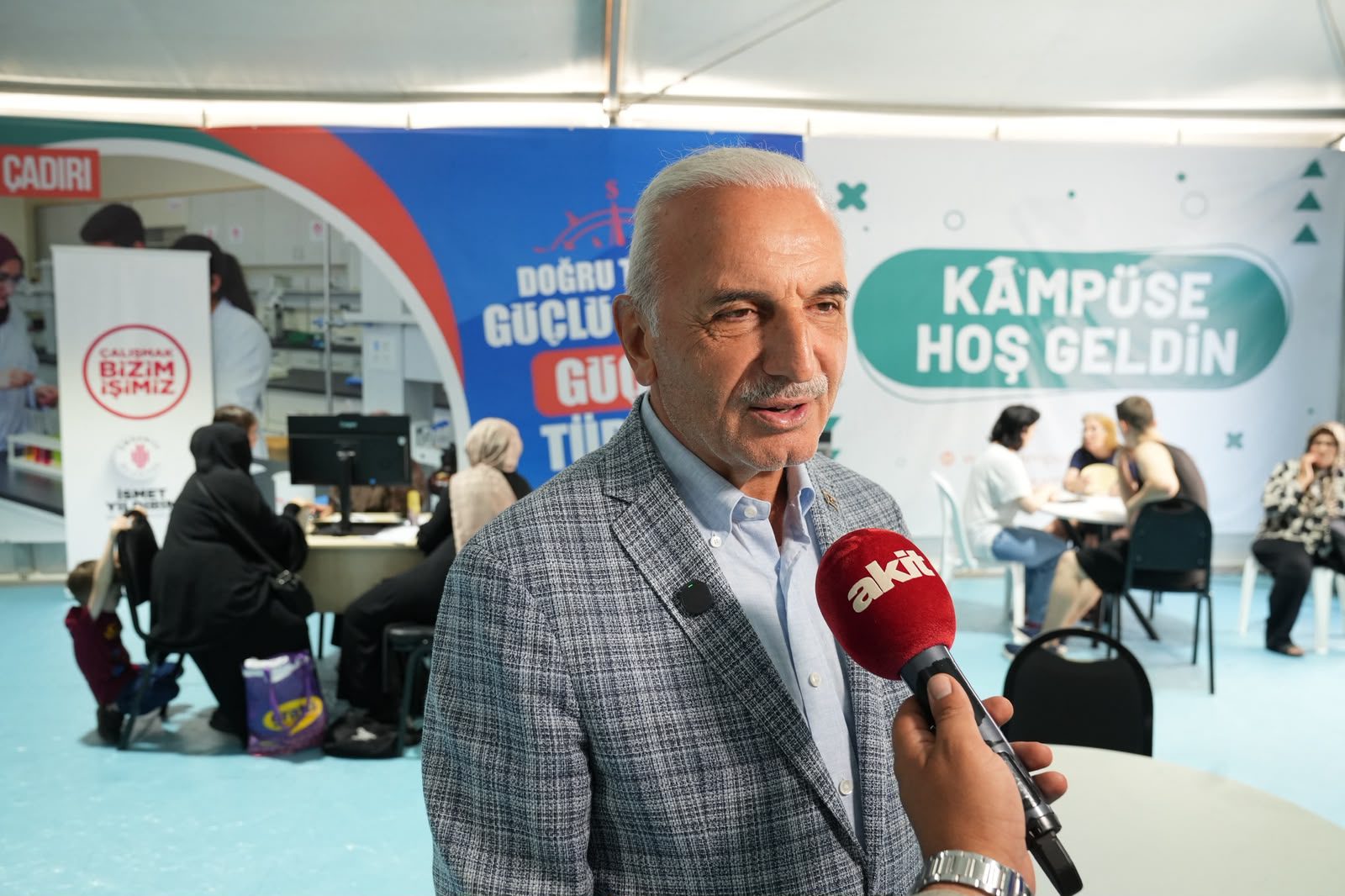 BAŞKAN İSMET YILDIRIM, YKS TERCİH ÇADIRINDA GENÇLERLE BİR ARAYA GELDİ