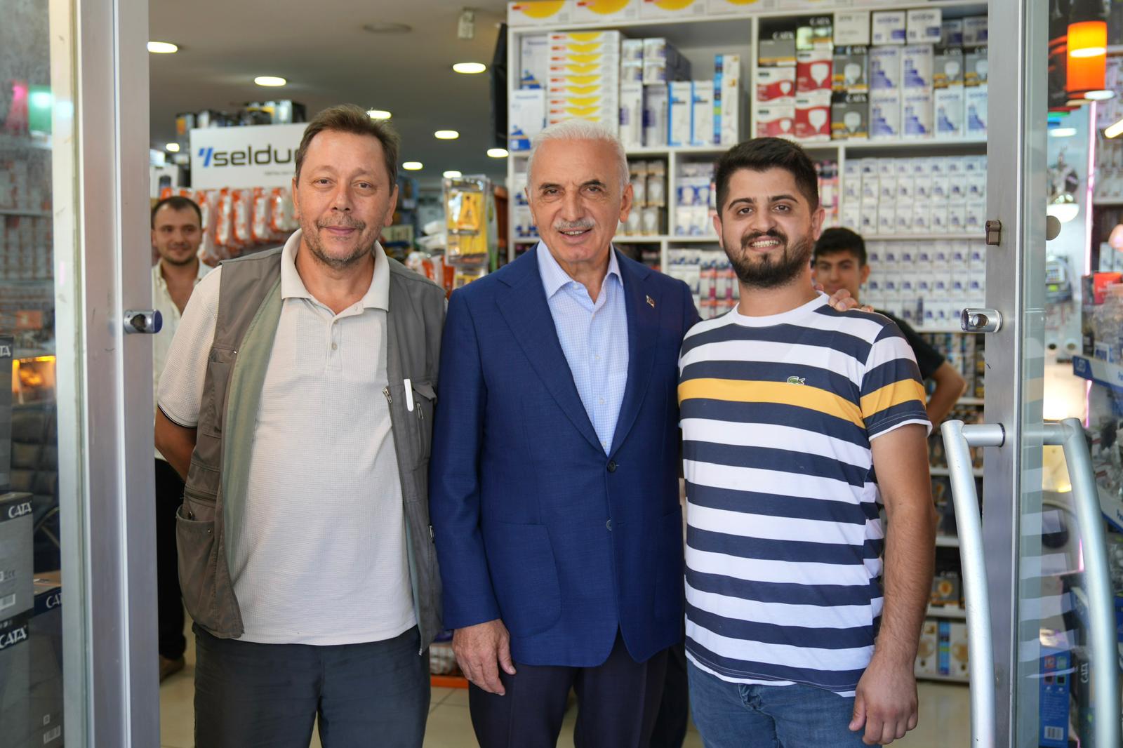 BAŞKAN YILDIRIM, ÇAVUŞBAŞI CADDESİ’NDE ESNAFLA BULUŞTU