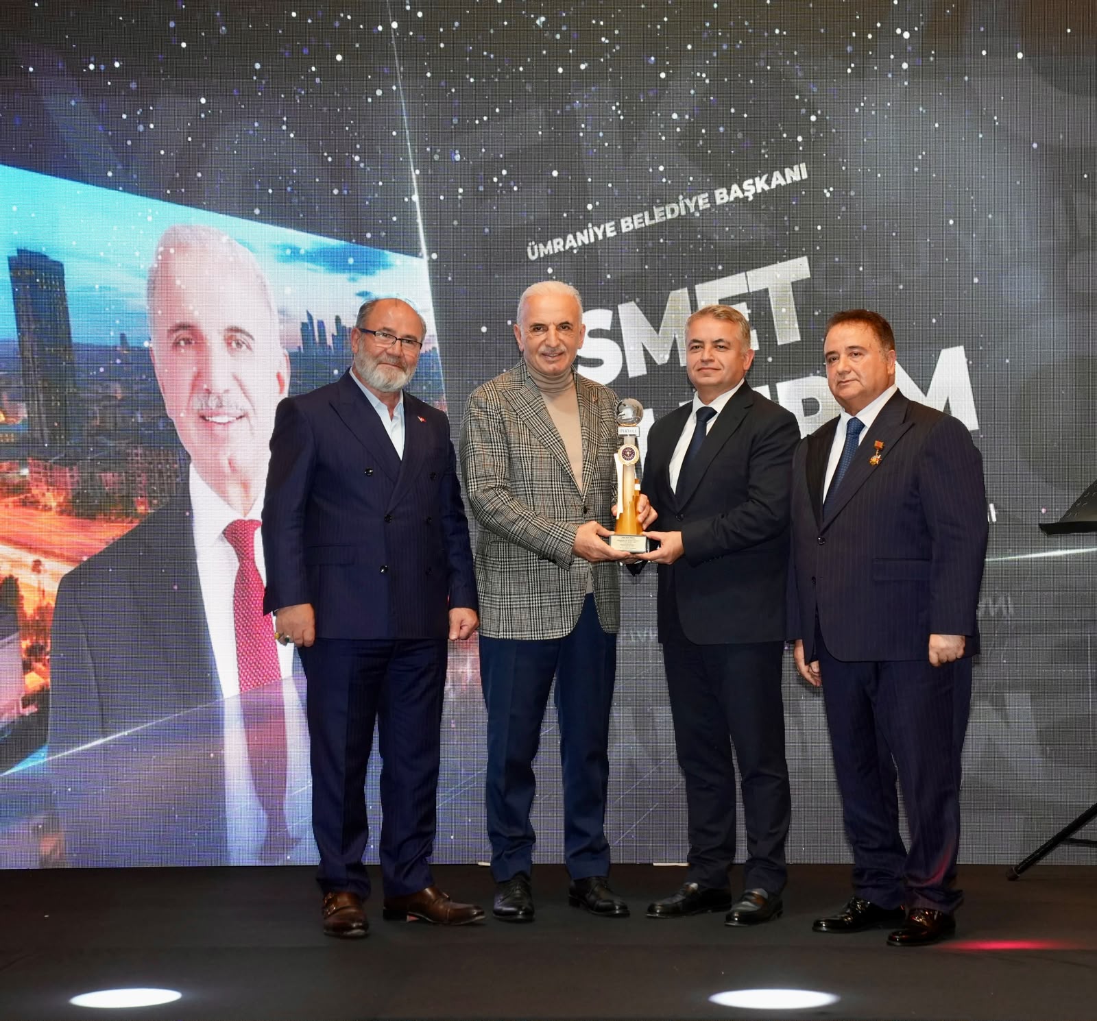 BAŞKAN İSMET YILDIRIM’A “İSTANBUL’DA YILIN BELEDİYE BAŞKANI” ÖDÜLÜ
