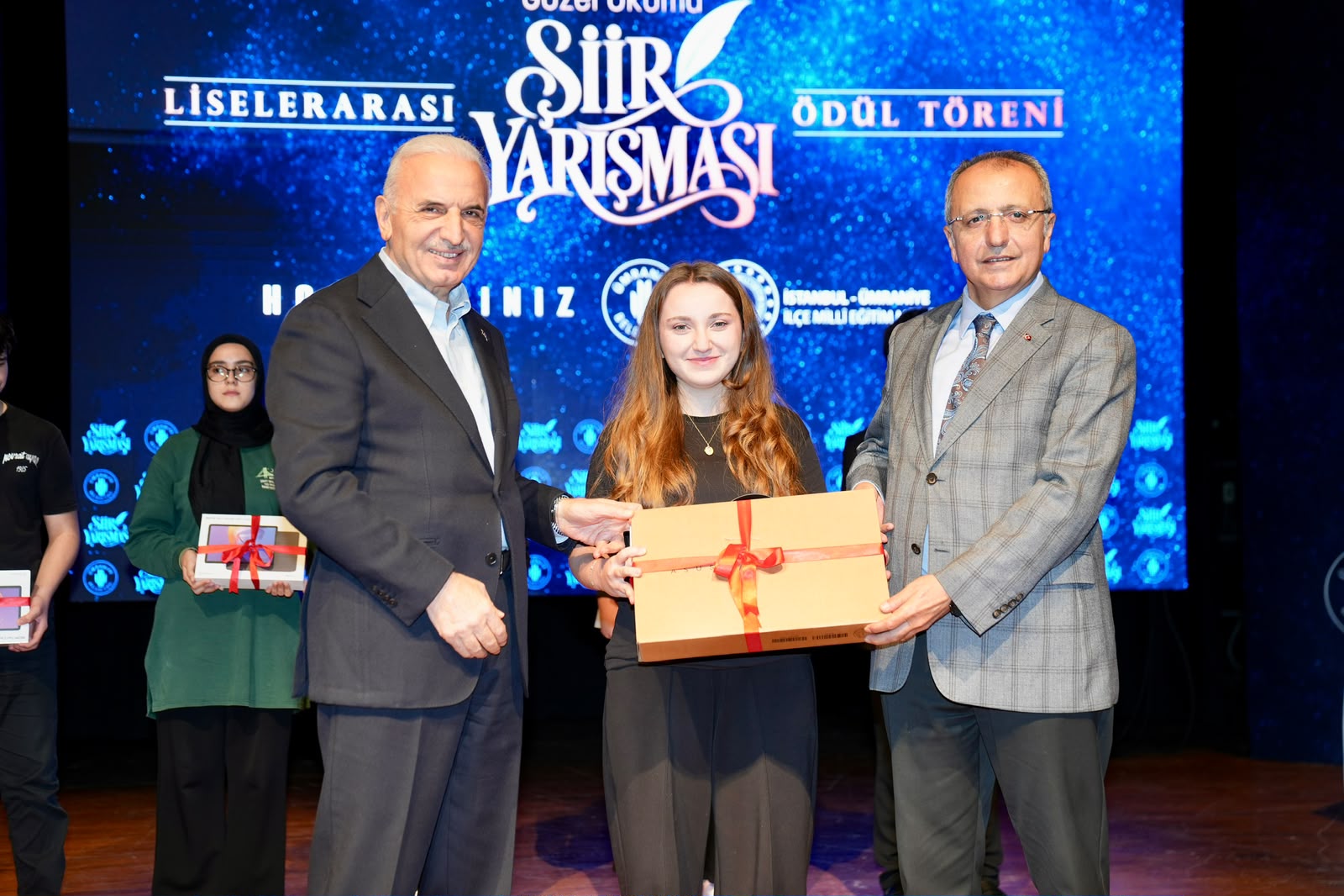 ÜMRANİYE’DE ŞİİRE SES VEREN GENÇLER ÖDÜLLENDİRİLDİ